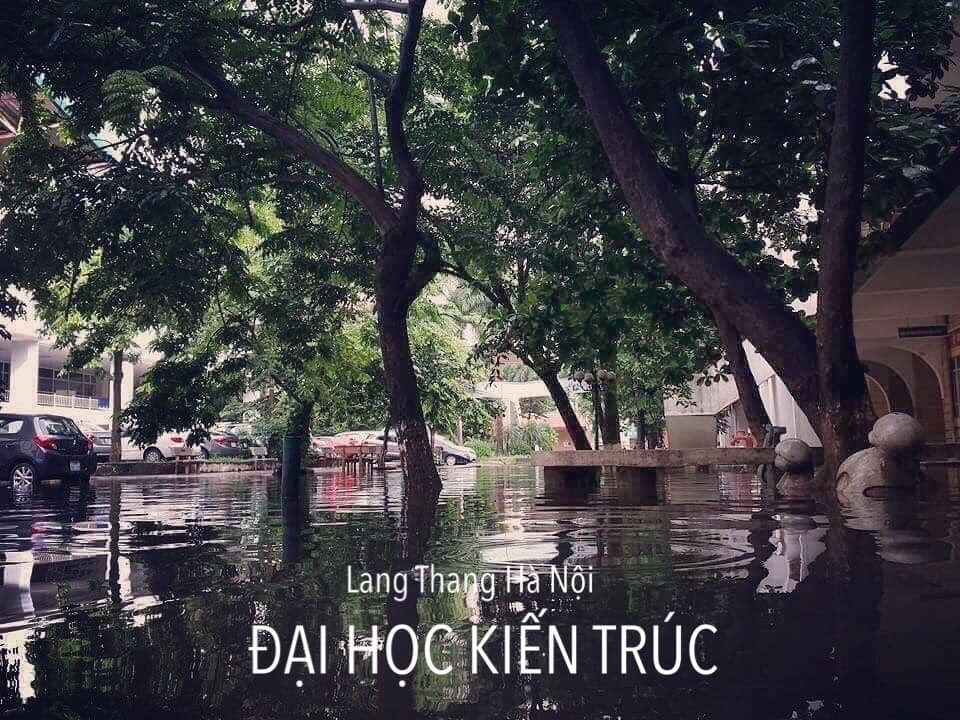 Sân trường Đại học Kiến trúc được ghi lại cảnh ngập nước.