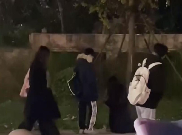 Theo tìm hiểu, trên đường trở về ký túc xá vào buổi tối hôm đó, các sinh viên nhìn thấy một cô gái quỳ gối trong khuôn viên trường. Trước mặt là một chàng trai nhưng anh ta chỉ đứng rung chân và tỏ ra thờ ơ trước hành động của người phụ nữ đó.