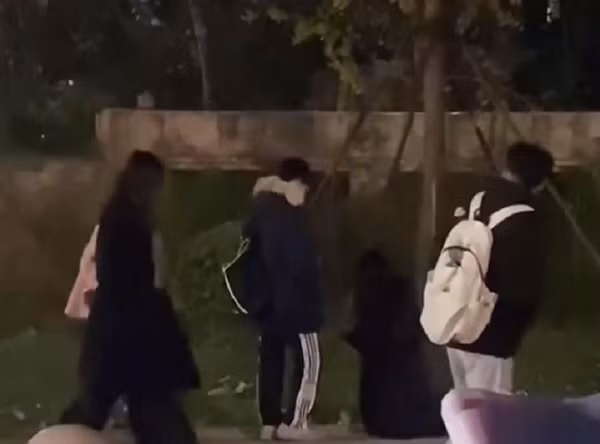 Theo tìm hiểu, trên đường trở về ký túc xá vào buổi tối hôm đó, các sinh viên nhìn thấy một cô gái quỳ gối trong khuôn viên trường. Trước mặt là một chàng trai nhưng anh ta chỉ đứng rung chân và tỏ ra thờ ơ trước hành động của người phụ nữ đó.