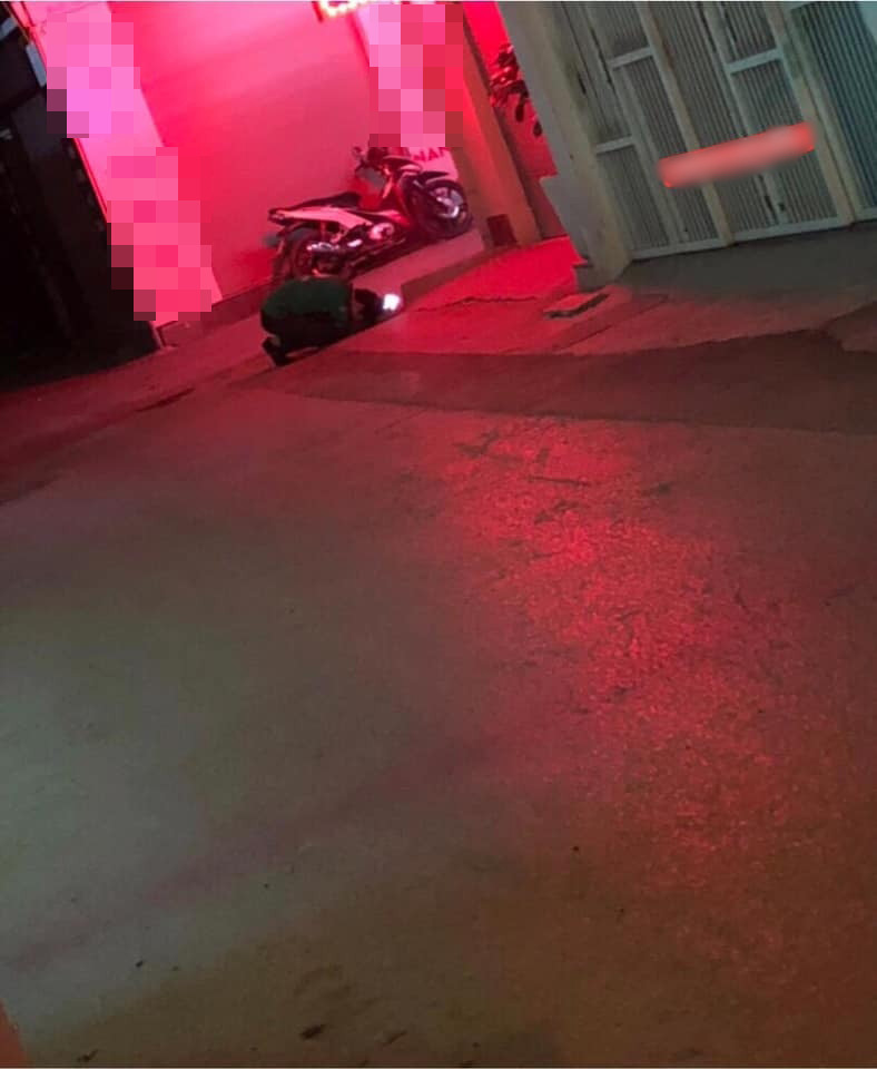 "Không có đúng sai tuyệt đối trong tình yêu. Nếu đôi bên thực sự không thể hàn gắn mối quan hệ, cả hai có thể chia tay trong hòa bình, và không cần tạo ra cảnh tượng đáng xấu hổ như vậy" hay "Tình yêu hèn mọn không đáng níu giữ, cô ấy không nên đánh mất bản thân chỉ vì quá yêu"... là những bình luận dân mạng để lại dưới clip cô gái quỳ gối trước mặt người yêu.