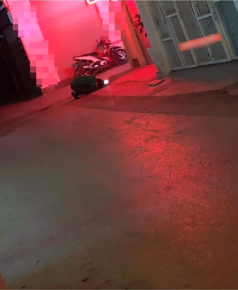 "Không có đúng sai tuyệt đối trong tình yêu. Nếu đôi bên thực sự không thể hàn gắn mối quan hệ, cả hai có thể chia tay trong hòa bình, và không cần tạo ra cảnh tượng đáng xấu hổ như vậy" hay "Tình yêu hèn mọn không đáng níu giữ, cô ấy không nên đánh mất bản thân chỉ vì quá yêu"... là những bình luận dân mạng để lại dưới clip cô gái quỳ gối trước mặt người yêu.