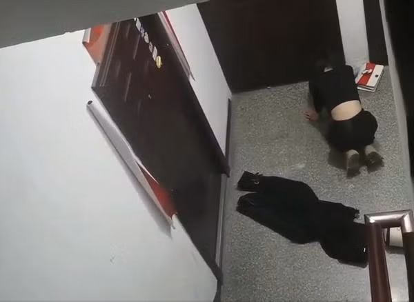 Hầu hết đều cho rằng, cô gái cần phải biết tôn trọng và yêu thương bản thân, bất kể điều gì xảy ra cũng không được phép tự chà đạp nhân phẩm của chính mình.