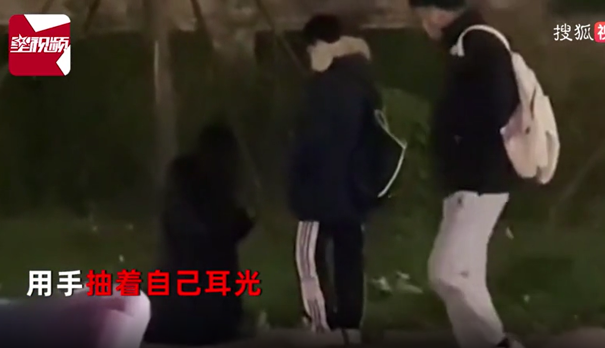 Trong suốt quá trình cầu xin bạn trai đừng rời bỏ mình, cô gái không dám ngẩng đầu lên, xé nát thứ trong tay trước mặt bạn trai rồi ném đi.