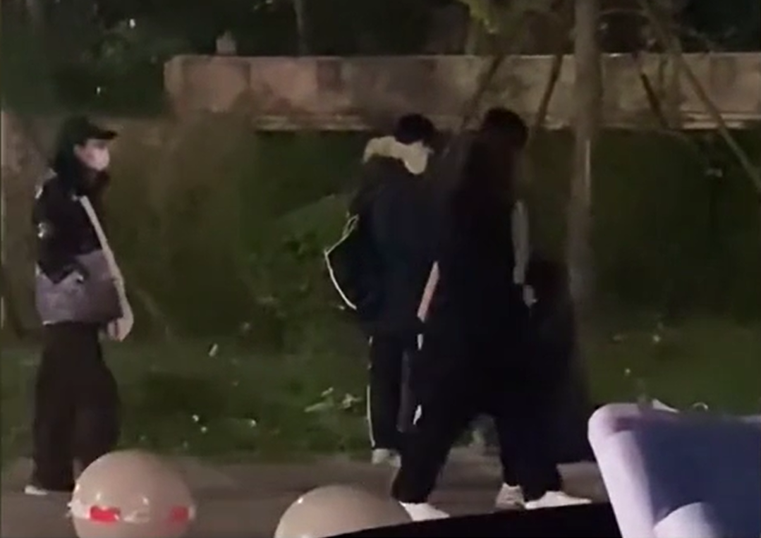 Cảnh tượng trên khiến nhiều người chứng kiến không khỏi sững sờ và tò mò dừng lại đứng xem.