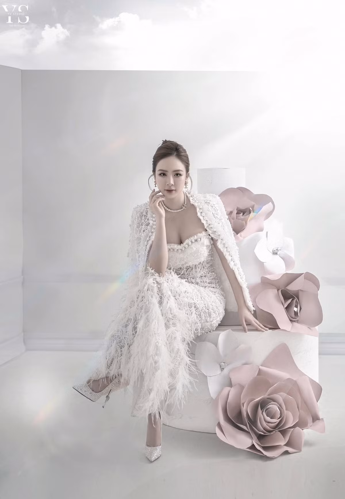 Hot girl Hà thành rất tỉ mỉ và cẩn thận trong khâu chăm sóc da, nhờ đó cô nàng có làn da trắng như bông bưởi.