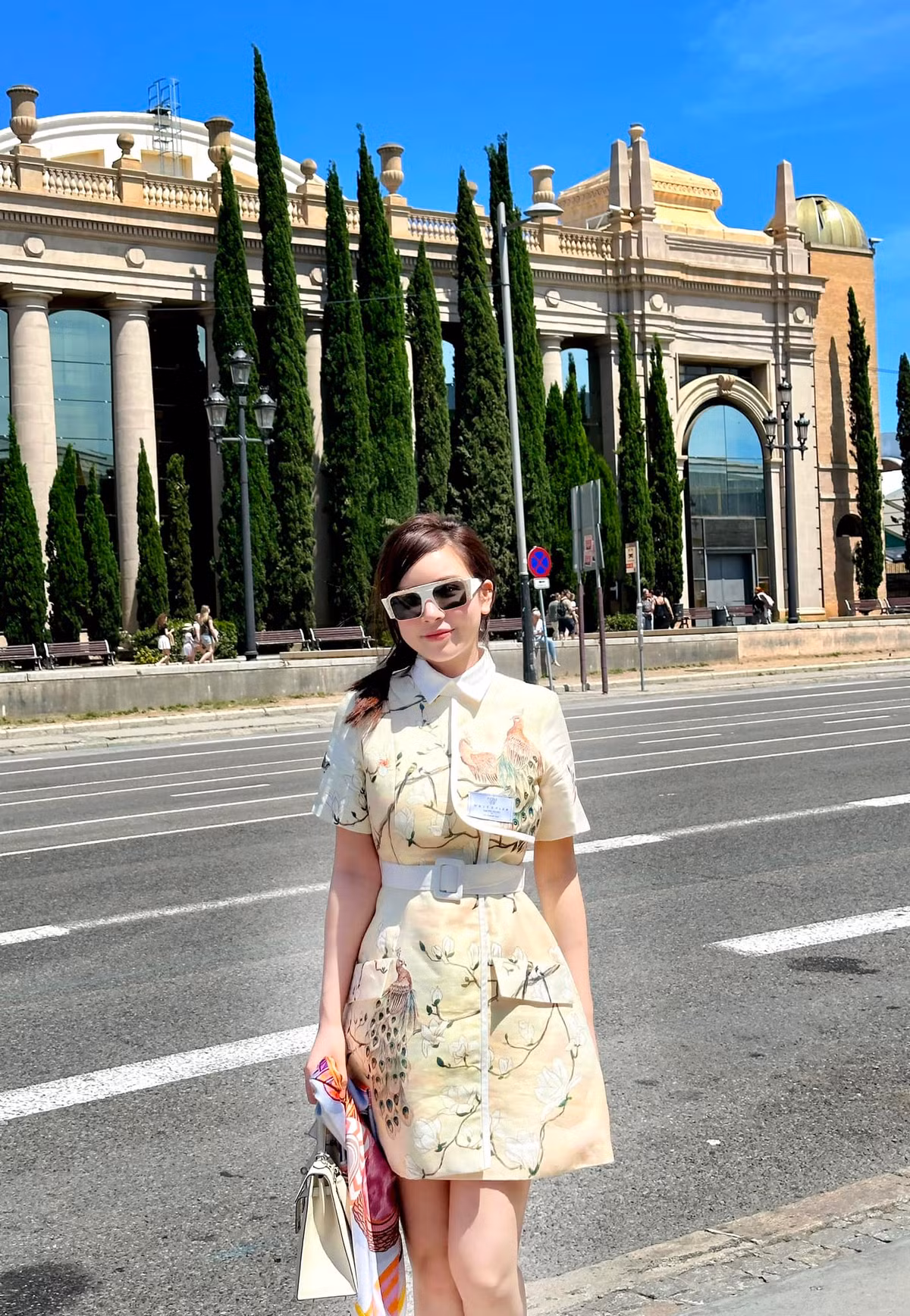 Phương Bora cũng duy trì chế độ ăn uống lành mạnh, uống nhiều nước, ăn nhiều hoa quả và rau xanh.