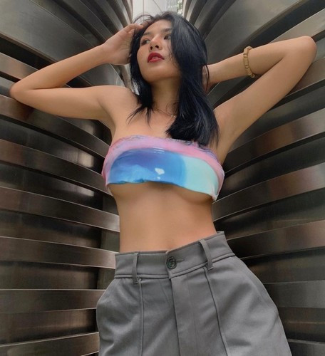 Nàng hot girl có nụ cười rạng rỡ, gương mặt xinh đẹp cùng thân hình quyến rũ.