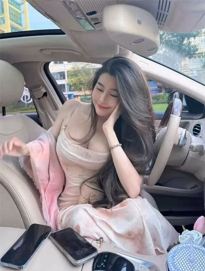 Vừa xinh đẹp lại vừa tâm lý, fan nam đồng loạt nhận định về Võ Ngọc Trân rằng: "Hình mẫu vợ quốc dân là đây", "Xinh như Trân mới khiến anh em dễ say thôi", "Nữ tài xế cực phẩm thế này"...