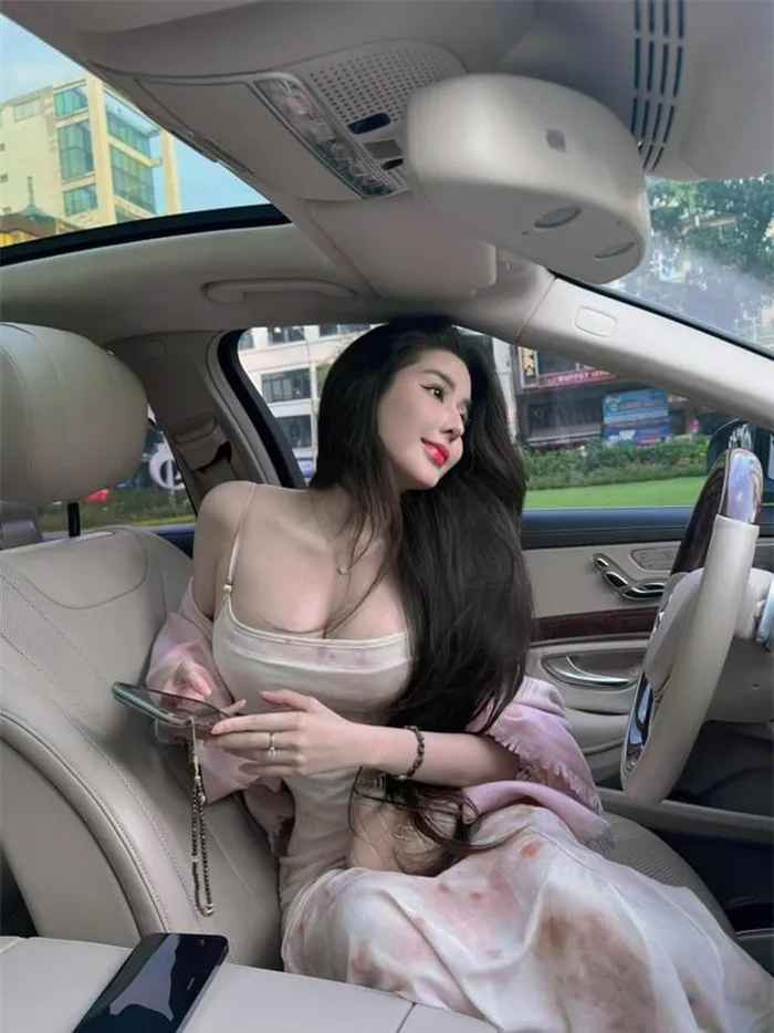 Mới đây, Võ Ngọc Trân còn khiến anh em fan nam đắm chìm trong sự ngọt ngào khi đăng dòng trạng thái thả thính: "Cứ yên tâm vui cùng chúng bạn đi, bao giờ say thì gọi em đưa về nhé".