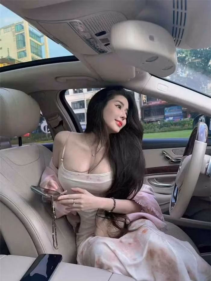 Mới đây, Võ Ngọc Trân còn khiến anh em fan nam đắm chìm trong sự ngọt ngào khi đăng dòng trạng thái thả thính: "Cứ yên tâm vui cùng chúng bạn đi, bao giờ say thì gọi em đưa về nhé".