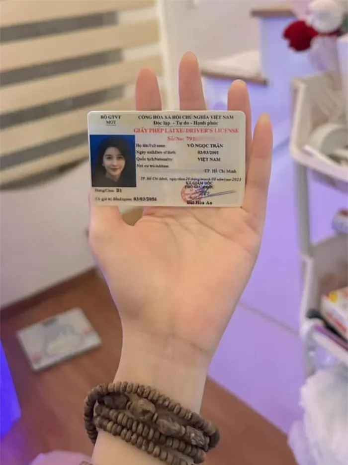 Dòng chú thích được đính kèm loạt ảnh hot girl vào vai nữ tài xế gợi cảm, quyến rũ.