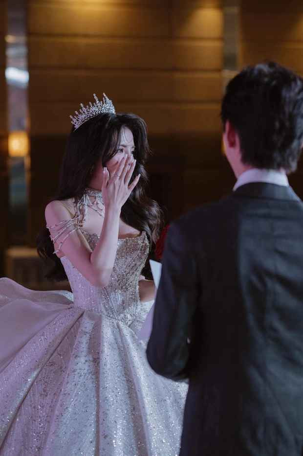 Dù đám cưới diễn ra vui vẻ, phấn khích, đáng nhớ nhưng đằng sau đó là cả câu chuyện xúc động. Cụ thể, chính cô dâu thừa nhận, cả hai không có ý định cưới sớm như vậy.