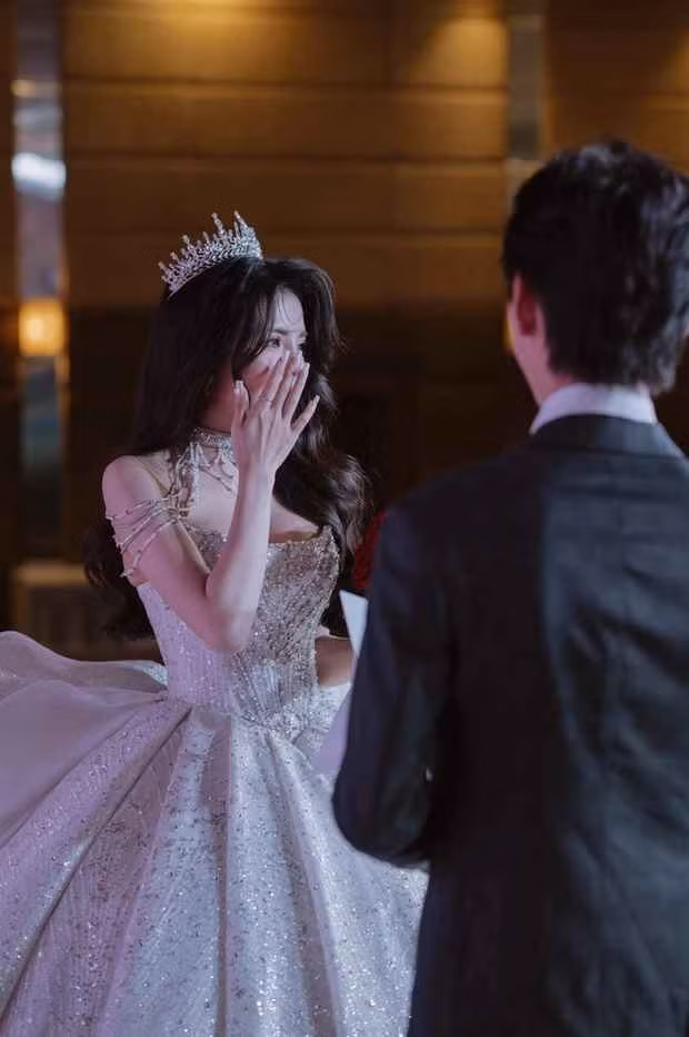 Dù đám cưới diễn ra vui vẻ, phấn khích, đáng nhớ nhưng đằng sau đó là cả câu chuyện xúc động. Cụ thể, chính cô dâu thừa nhận, cả hai không có ý định cưới sớm như vậy.