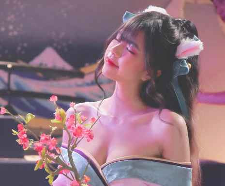 Tâm sự chuyện đời tư, nữ MC bật khóc nức nở. Cô cho biết bố mình lâm bệnh nặng nên cả 2 muốn thực hiện đám cưới sớm hơn để bố vẫn có thể chứng kiến ngày vui của con gái.