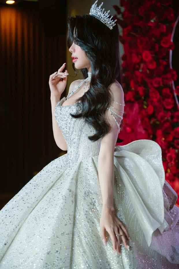 Tại hội trường cưới được trang trí theo concept hoa hồng đỏ mà cô dâu yêu thích, nữ chính bước vào sảnh trong bộ váy lộng lẫy, được thiết kế độc quyền trị giá 150 triệu đồng từ một thương hiệu có tiếng với 5000 viên đá Swarovski đính lên.