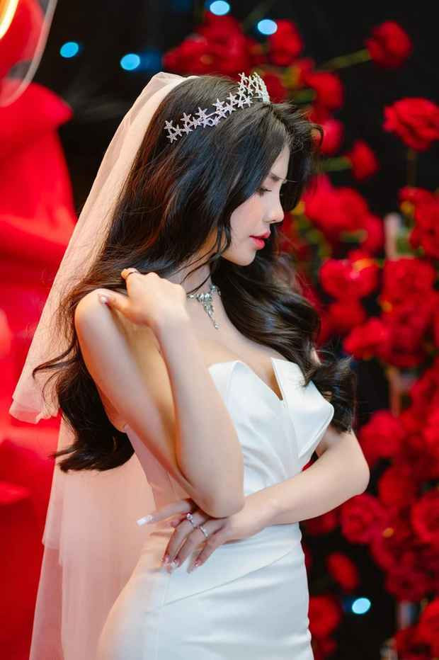 Được biết, Mai Dora và Văn Tùng đều là những nhân vật nổi tiếng làng game, là nhà sáng tạo nội dung với hàng trăm nghìn lượt theo dõi trên mạng xã hội. Trước khi quyết định về chung một nhà, cả hai hẹn hò từ tháng 9/2022, sau khi gặp nhau tại SEA Games 31.