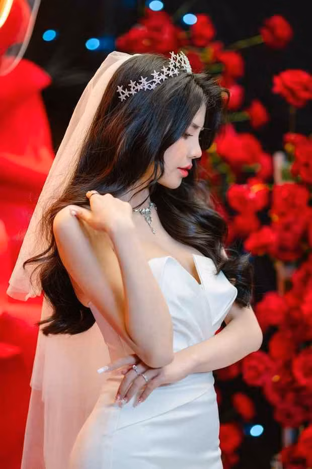 Được biết, Mai Dora và Văn Tùng đều là những nhân vật nổi tiếng làng game, là nhà sáng tạo nội dung với hàng trăm nghìn lượt theo dõi trên mạng xã hội. Trước khi quyết định về chung một nhà, cả hai hẹn hò từ tháng 9/2022, sau khi gặp nhau tại SEA Games 31.