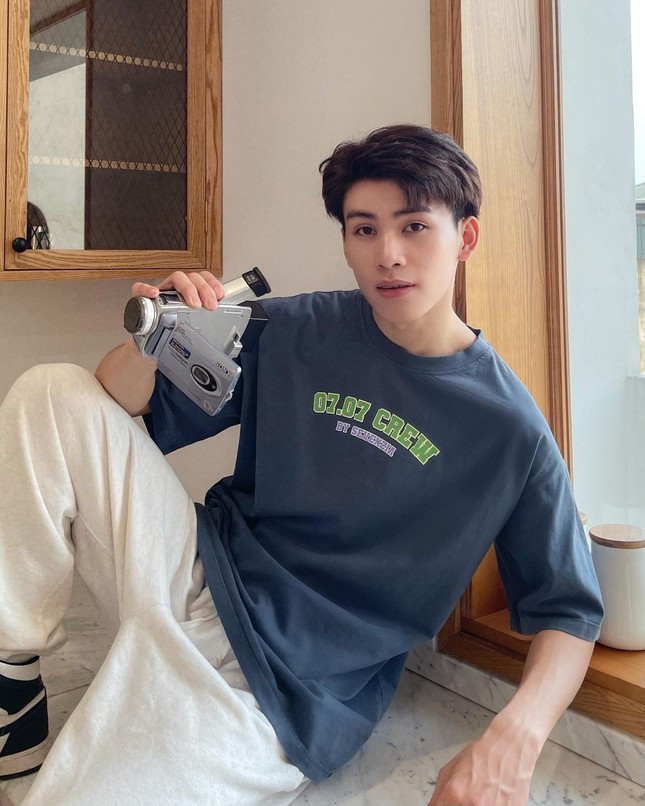 Chang trai gay sot voi guong mat dien trai cung body 