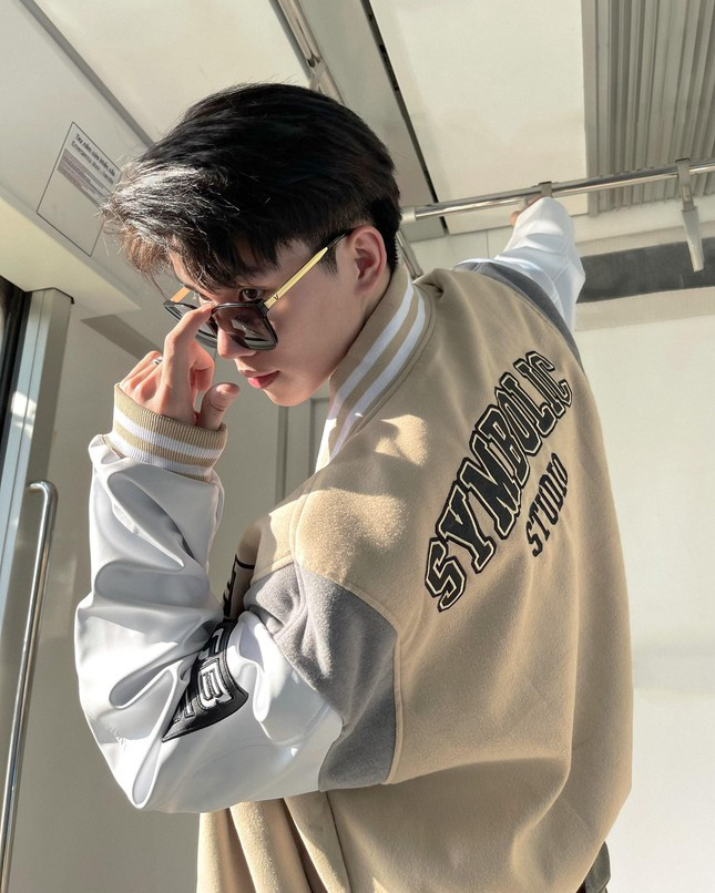 Chang trai gay sot voi guong mat dien trai cung body 