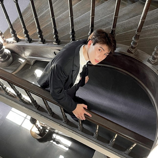 Chang trai gay sot voi guong mat dien trai cung body 