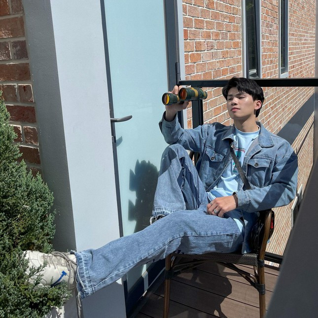 Chang trai gay sot voi guong mat dien trai cung body 