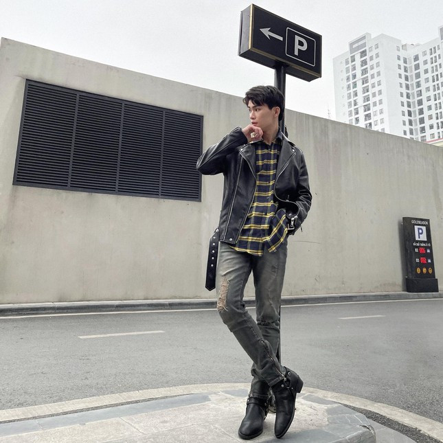 Chang trai gay sot voi guong mat dien trai cung body 