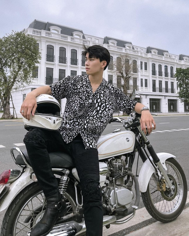 Chang trai gay sot voi guong mat dien trai cung body 