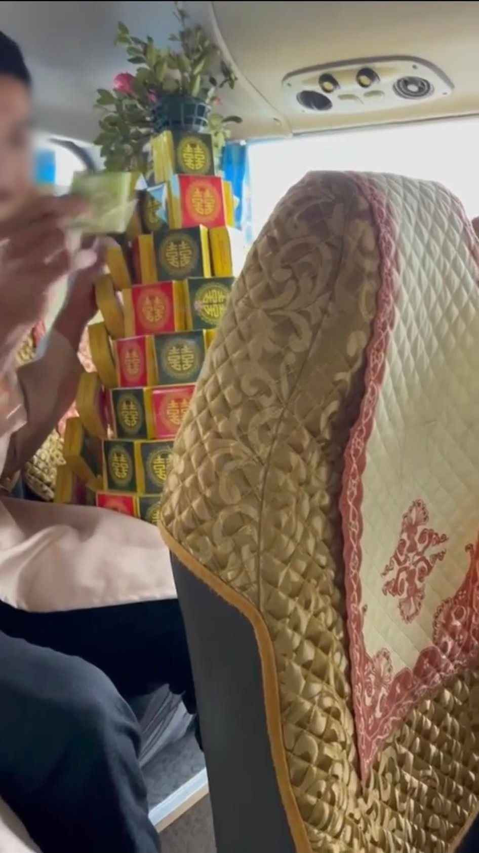 Mới đây trên mạng xã hội, xuất hiện đoạn clip ghi lại hình ảnh một đoàn bê tráp đám cưới phía chú rể đã ngang nhiên lấy bánh từ trong hộp ra chia nhau ăn kèm theo dòng trạng thái: “Đi bê tráp nhưng cô dâu xa quá phải làm sao.”