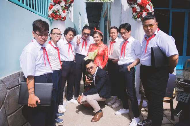 Hiện chưa rõ nhóm bê tráp chỉ muốn đùa vui rồi sau đó sẽ cất bánh lại chỗ cũ hay không nhưng đoạn clip vẫn đang nhận về nhiều ý kiến trái chiều của cư dân mạng.