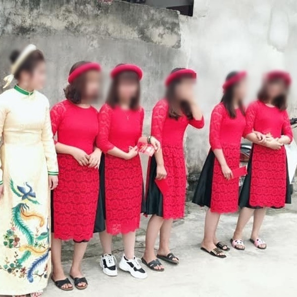 Trước đó, một dàn bê tráp khác cũng gây xôn xao khi trong đội hình nhà gái lại xuất hiện 2 chàng trai mặc áo dài, đội mấn đầy “nữ tính” với lý do thiếu người.