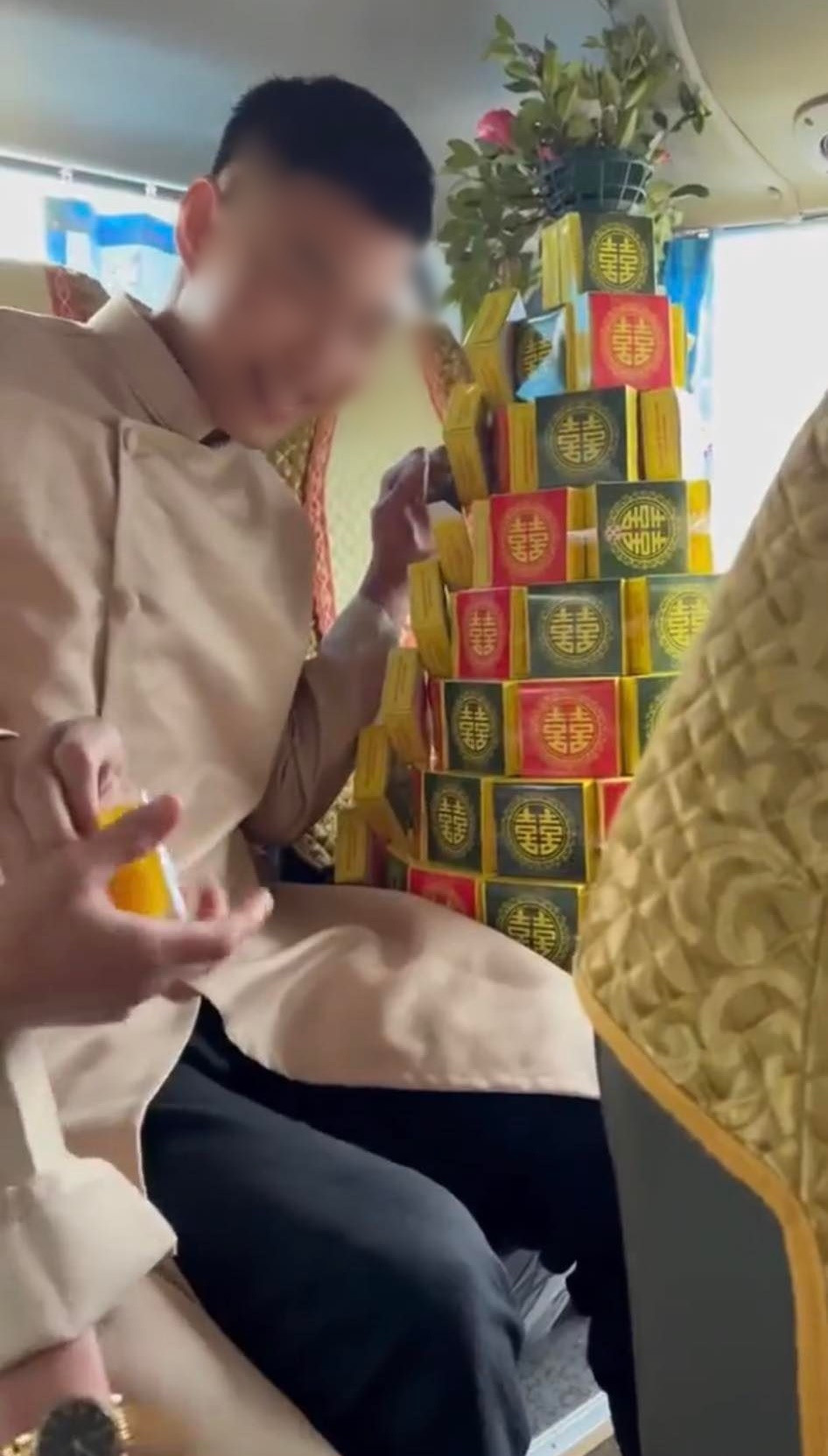 Sau vài lần “rút ruột” lễ tráp, một thanh niên đã đóng nắp hộp bánh lại cẩn thận để “xóa dấu vết”. Những thành viên khác trong dàn bê tráp còn cưới lớn, tỏ ra thích thú với việc “ăn vụng”này.