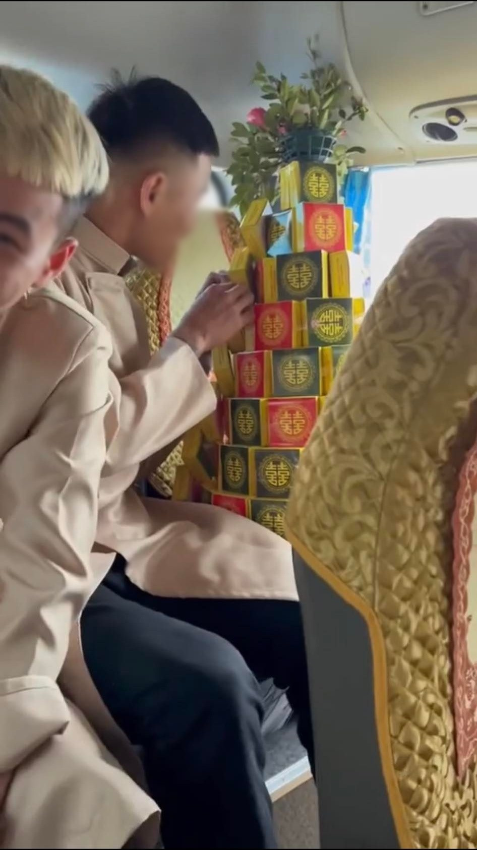 Có lẽ vì quãng đường di chuyển quá xa nên nhóm bạn trẻ mới thực hiện hành động ăn vụng đồ lễ.