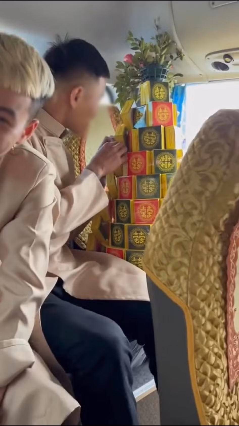 Có lẽ vì quãng đường di chuyển quá xa nên nhóm bạn trẻ mới thực hiện hành động ăn vụng đồ lễ.