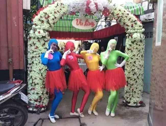 Nhiều người cho rằng, trong lễ ăn hỏi còn có sự tham gia của nhiều người lớn tuổi nên việc để con trai đóng giả gái đi bê tráp là không phù hợp và thiếu nghiêm túc.