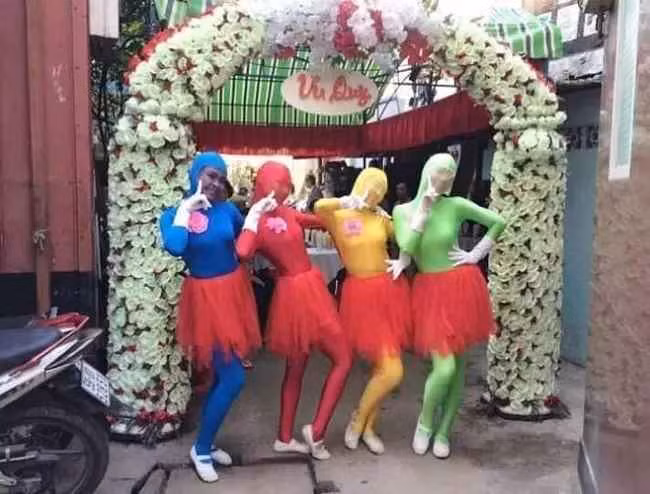 Nhiều người cho rằng, trong lễ ăn hỏi còn có sự tham gia của nhiều người lớn tuổi nên việc để con trai đóng giả gái đi bê tráp là không phù hợp và thiếu nghiêm túc.