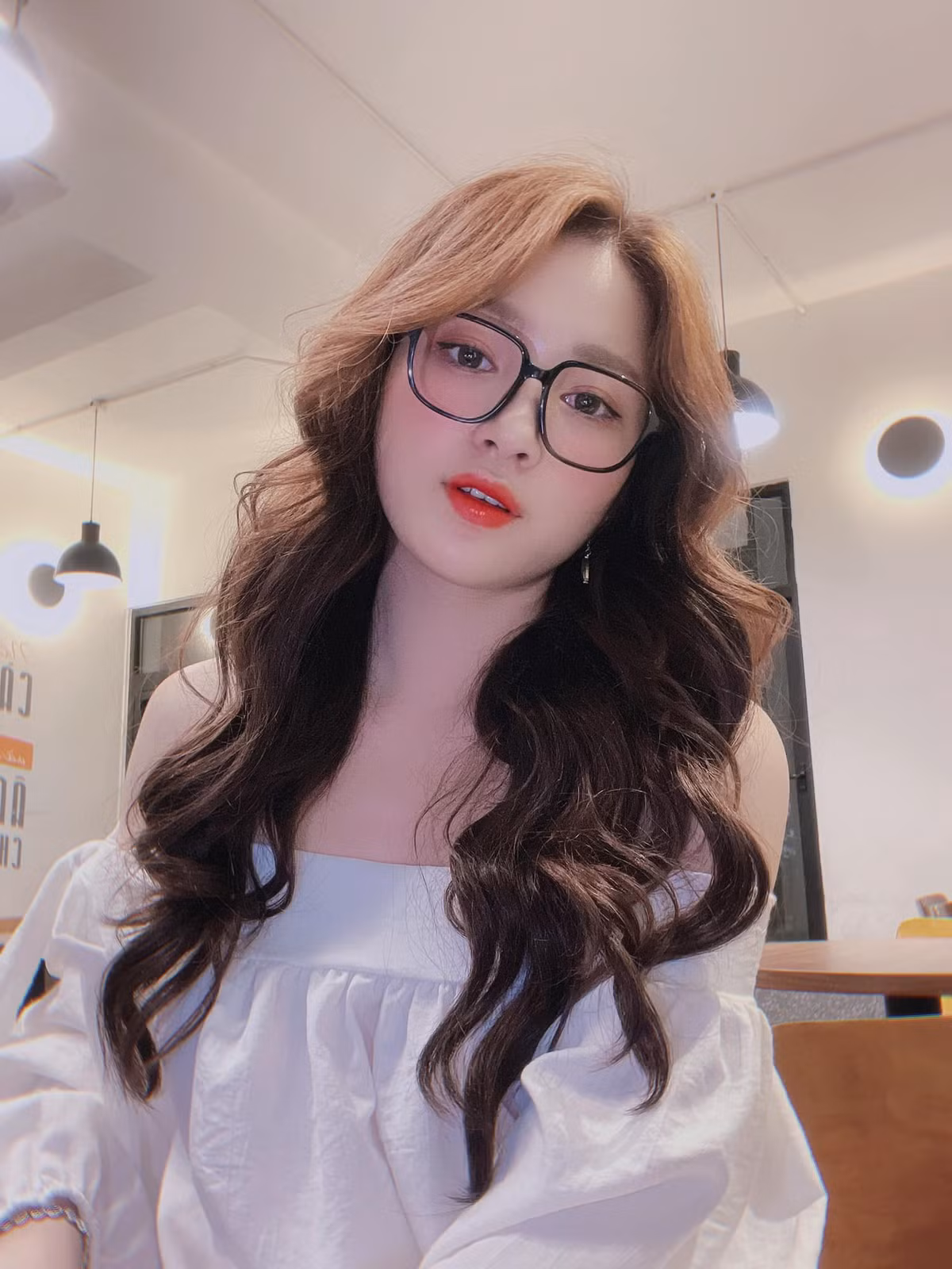 Tiêu Ngọc luôn vui vẻ, đón nhận những lời khen chê để hoàn thiện hơn.