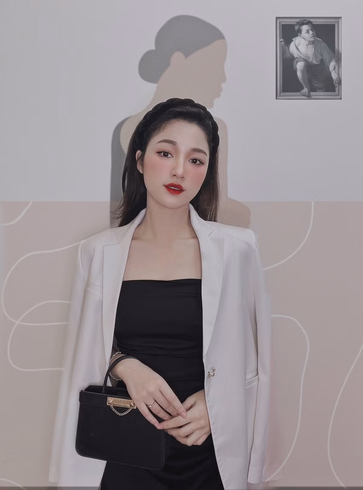 Với Tiêu Ngọc vừa là cô giáo, vừa là chị, là bạn của học trò sẽ dễ nói chuyện và đồng cảm hơn nhiều. Nữ giảng viên tự đặt ra slogan dạy học của mình: "Giờ học văn minh - Giờ chơi hết mình”.