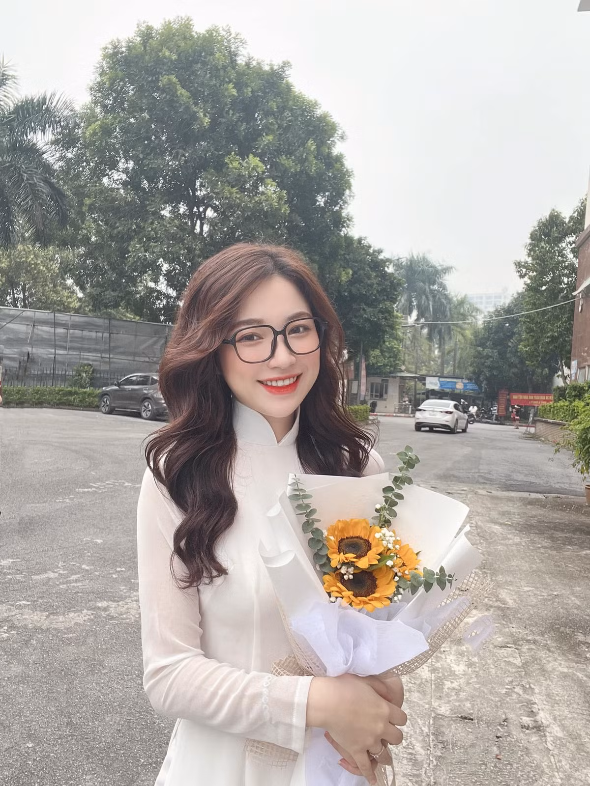 Xinh đẹp, giỏi giang, cô giáo hot girl có nickname Tiêu Ngọc trở thành hình tượng được nhiều người ngưỡng mộ. Nhân ngày Nhà giáo Việt Nam 20/11, cô nàng đã có những chia sẻ chân thực, gần gũi về công việc, cuộc sống và mục tiêu mà cô đang hướng tới.