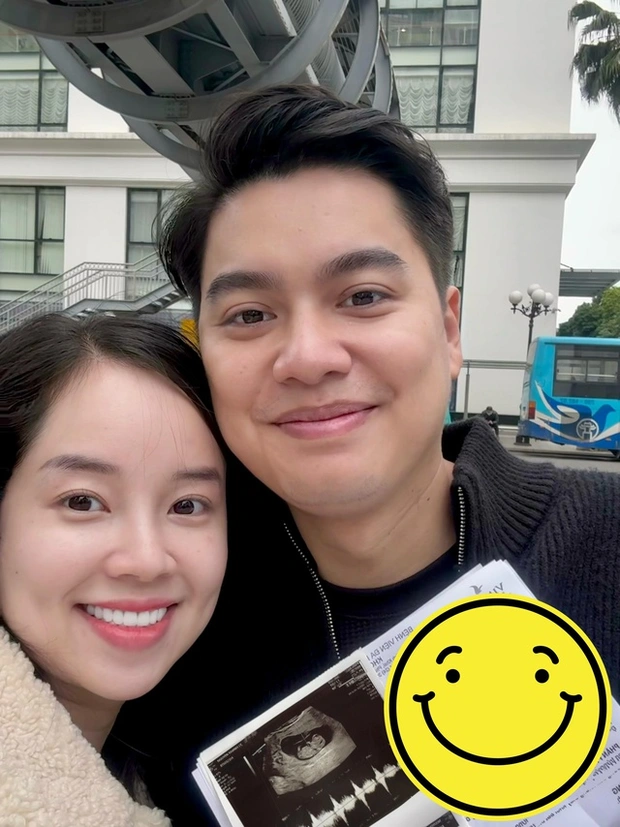 Mới đây, trên trang cá nhân Ly Kute khoe ảnh giấy siêu âm và tiết lộ vợ chồng mình đã chính thức nhập hội bỉm sữa.