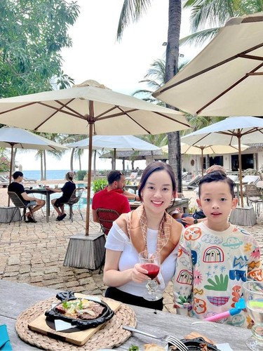 Khoe việc có thai, người đẹp sinh năm 1990 chia sẻ: “Vợ chồng em xin phép gia nhập hội bố mẹ bỉm với các anh chị em ạ. Anh Khoai Tây chiên giờ đã thỏa lòng khi được ở 1 cương vị mới, vui và háo hức lắm ạ”.