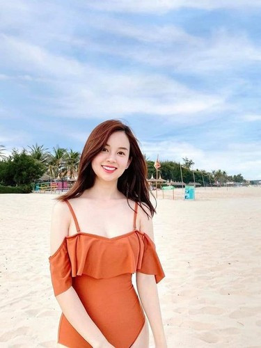 “Chúc mừng gia đình em nhé. Mặt chồng em hiền lành phúc hậu quá”, “Chúc mừng vợ chồng em! Chúc khoai tây lên chức nha!!!”, “Chúc mừng anh chị đón thêm thành viên mới. Chúc chị luôn vui khoẻ, bình an ạ”, “Vui quá. Chúc mừng em và gia đình. Tuyệt vời”,... là một số lời chúc của mọi người gửi đến vợ chồng Ly Kute.