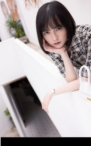 Người chị còn lại là Đông Quân, là một trong những người Việt Nam hiếm hoi trúng tuyển hãng Emirates của Dubai. Bản thân Hải Tú cũng có học bổng toàn phần vào học hệ thạc sĩ trường Sorbonne Pháp (trường Ngô Bảo Châu học ngày xưa)". Chủ nhân bài viết flex về Hải Tú viết thêm.