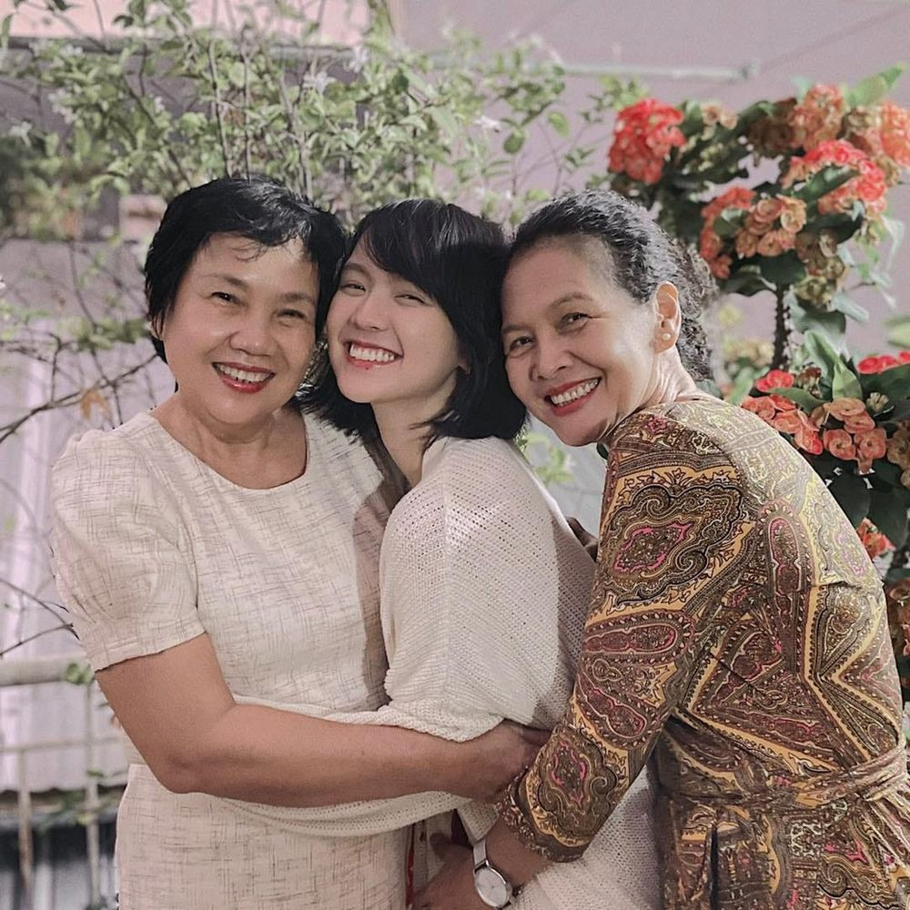 Nổi danh là nàng thơ của Sơn Tùng, Hải Tú còn được biết đến với thành tích học tập xuất sắc. Cô tên đầy đủ Lê Quang Hải Tú, sinh năm 1997, hiện đang cư ngụ và làm việc tại TP Hồ Chí Minh.