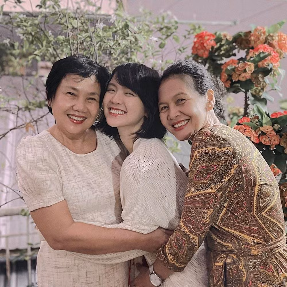 Nổi danh là nàng thơ của Sơn Tùng, Hải Tú còn được biết đến với thành tích học tập xuất sắc. Cô tên đầy đủ Lê Quang Hải Tú, sinh năm 1997, hiện đang cư ngụ và làm việc tại TP Hồ Chí Minh.