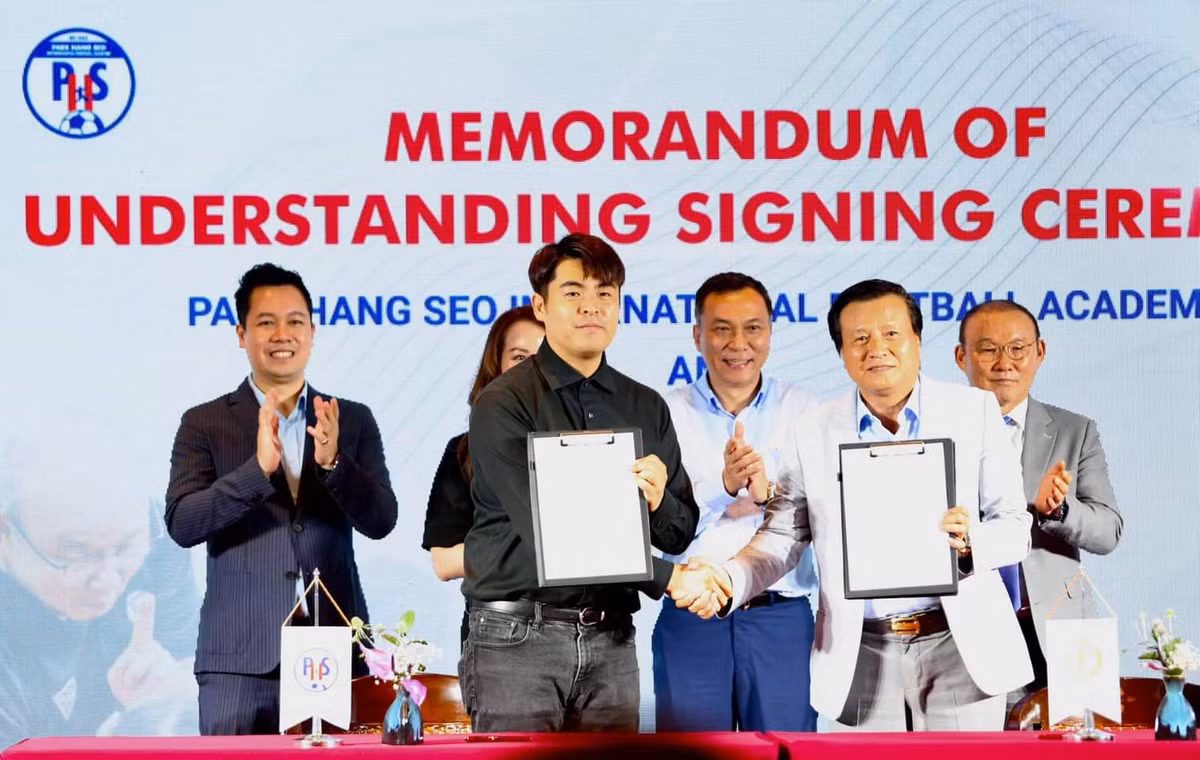 Mo hoc vien bong da o Viet Nam, HLV Park Hang Seo nhan hau thuan khung