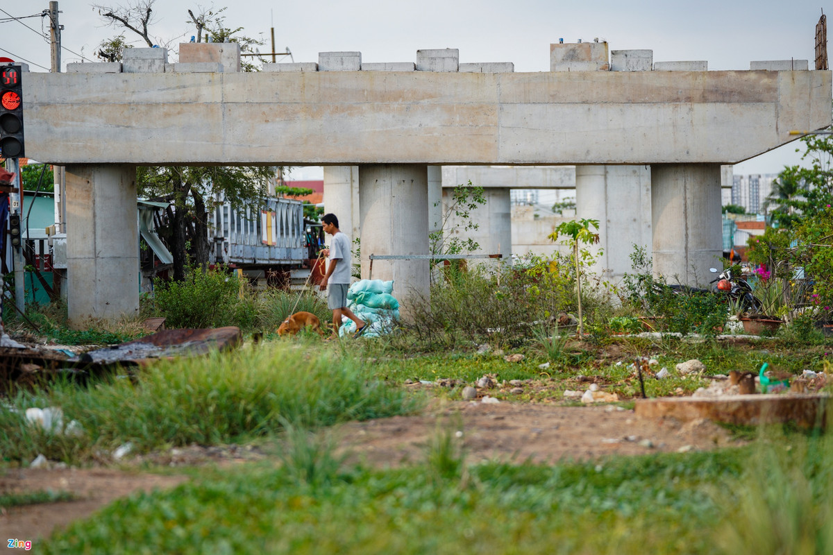 Ông Võ Văn Hải (50 tuổi), sống tại xã Nhơn Đức, cho biết công trình thi công khá nhanh. Trong hơn một năm đã hoàn thiện hơn 8 mố trụ cầu. Từ cuối năm 2019, vấn đề mặt bằng chưa được địa phương giải quyết nên dự án ngừng thi công.