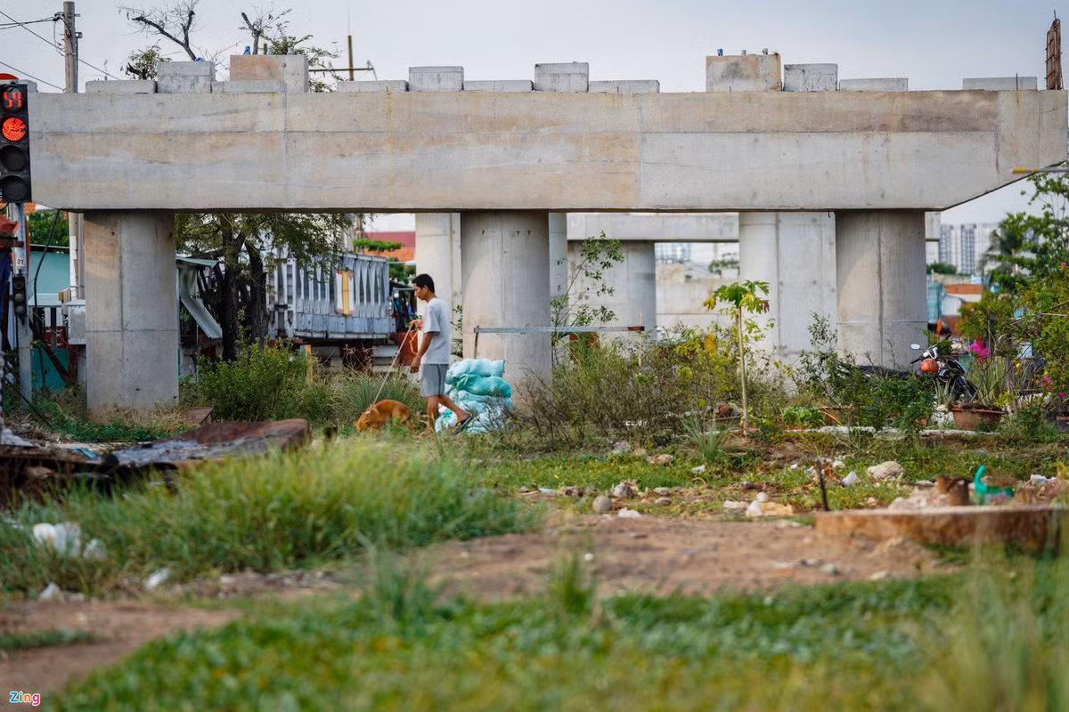 Ông Võ Văn Hải (50 tuổi), sống tại xã Nhơn Đức, cho biết công trình thi công khá nhanh. Trong hơn một năm đã hoàn thiện hơn 8 mố trụ cầu. Từ cuối năm 2019, vấn đề mặt bằng chưa được địa phương giải quyết nên dự án ngừng thi công.