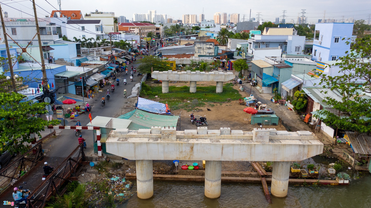 Do không có công nhân thi công, công trình bỏ trống nên một số người dân tận dụng khoảng đất trống để buôn bán và sinh hoạt.
