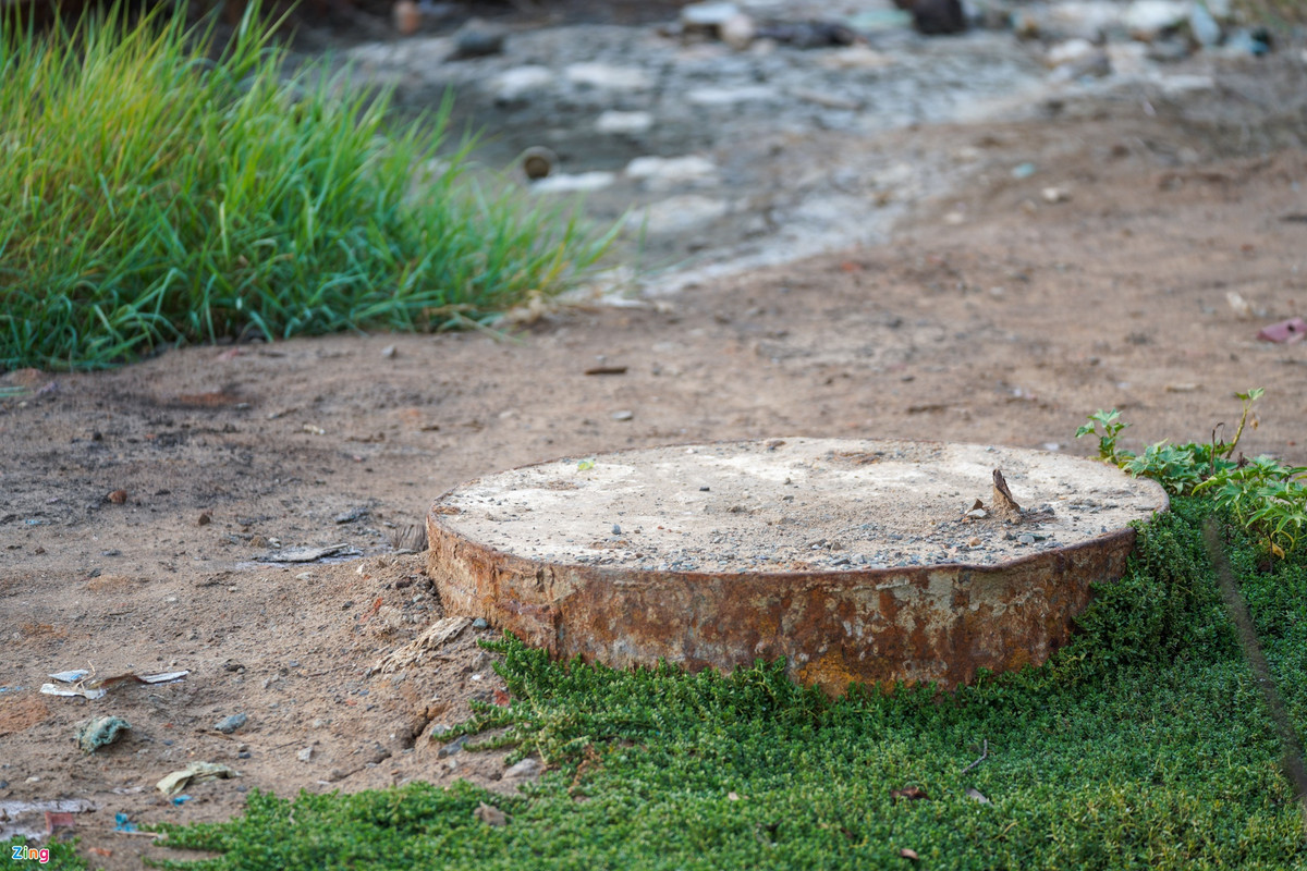 "Đây là trụ cầu cuối cùng được xây lên, chưa kịp làm đế thì đơn vị thi công đã rút lao động về. Khi tôi hỏi thì được biết do vướng mặt bằng, khi nào bàn giao sẽ quay lại làm nốt", ông Hải cho biết thêm.