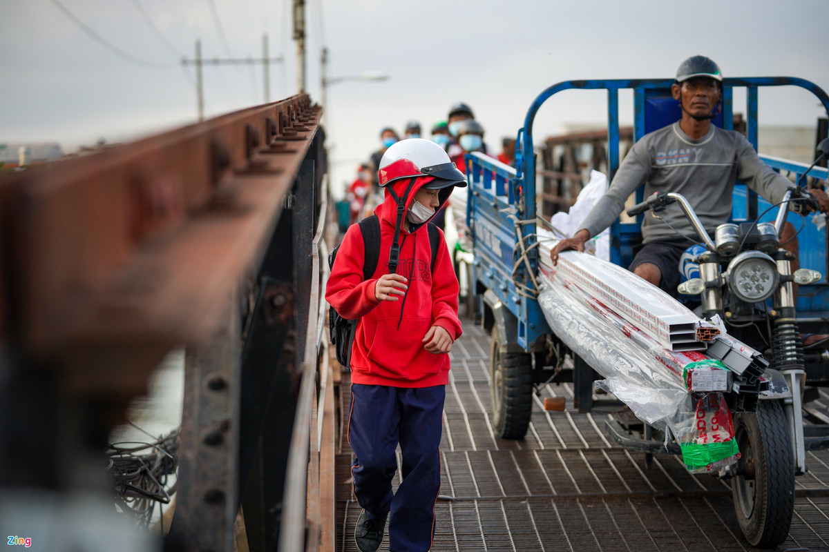 Cầu sắt cũ, nhỏ và không có lối đi bộ. Vào giờ tan tầm, học sinh đi bộ giữa dòng xe cộ đông đúc.